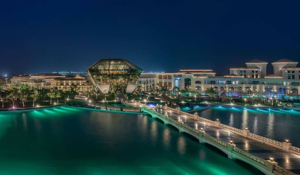 Construção branca com corpo d